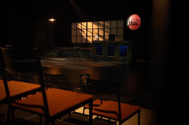  台北市文化局9日舉辦百年古蹟台糖台北倉庫轉型表演藝術場地「萬座曉劇場」開幕記者會，文化局表示，這是台北市首例，也可能是絕無僅有，讓演藝團隊去修復、再利用古蹟的案例，希望民眾多多支持。圖為萬座曉劇場主舞台與觀眾席。（圖/ 中央社）