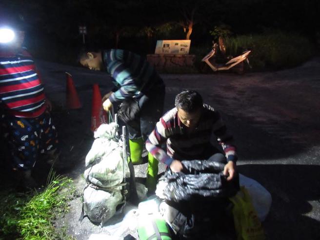 49岁黄姓男子与22岁儿子住在新竹县尖石乡，听闻花莲县卓溪乡山区有牛樟芝，便邀约朱姓友人同行採集，110年9月14日清晨结伴赴国有林班地窃取森林副产物牛樟芝，16日下午晚间下山时遭警方查获。花莲地方法院依法将涉案3人判处有期徒刑併科罚金。图为案发当时查获状况。（图/ 中央社）