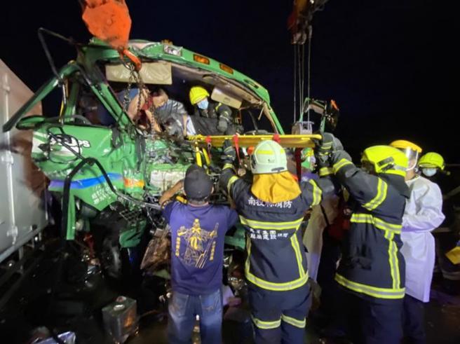 國道3號北上南投路段9日凌晨發生自小客車和拖車、大貨車6車追撞事故，造成1死3傷；肇事自小客車駕駛葉男即使輪胎變形仍嘗試離開事故現場，但被其他車輛駕駛攔下，酒測值超標，遭員警依觸犯公共危險罪逮捕。（圖/ 中央社）