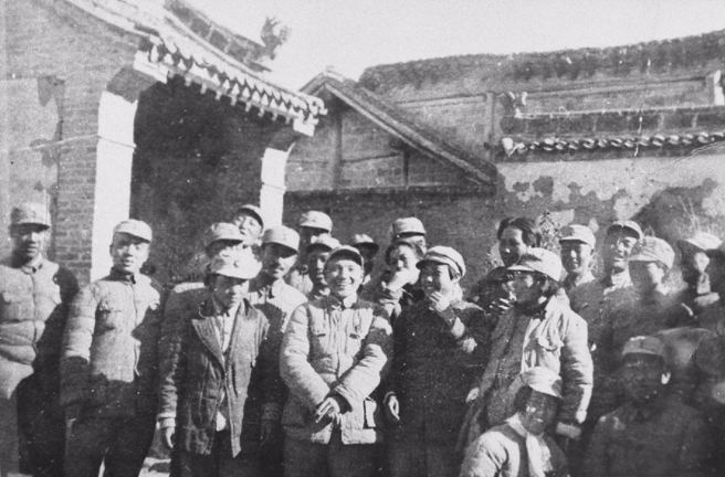 毛泽东在延安和八路军部分干部合影。前左二为邓小平。（图／新华社）
