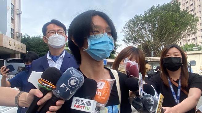 网红「小玉」朱玉宸（中）等人换脸谜片案，新北地院9日审理辩论，被告朱玉宸当庭坦承犯罪，并向被害人道歉。朱玉宸离开时全程不发一语。（图/ 中央社）