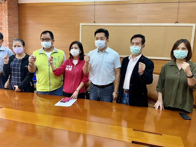 今（9日）民进党宜兰党团质疑，每到校长遴选时，总是暗潮汹涌、泛政治化，吁县府应做适度调整；县府教育处回应，待遴选结束后，会召开检讨会，採纳各方建议做讨论。（吴佩蓉摄）