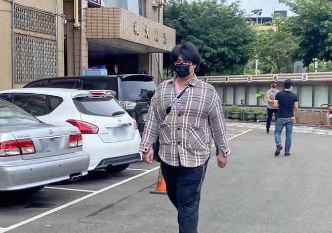  网红「小玉」朱玉宸等人换脸谜片案，新北地院9日审理辩论，被告庄炘睿（图）出庭，在庭上认罪并向被害人道歉。开庭结束后庄炘睿快步离去，并未受访。（图/ 中央社）