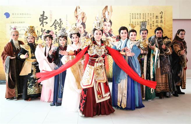 明华园戏剧总团再度挑战传统戏曲极限，推出新作《东海锺离》，描述八仙之一汉锺离成道的故事。（陈俊吉摄）