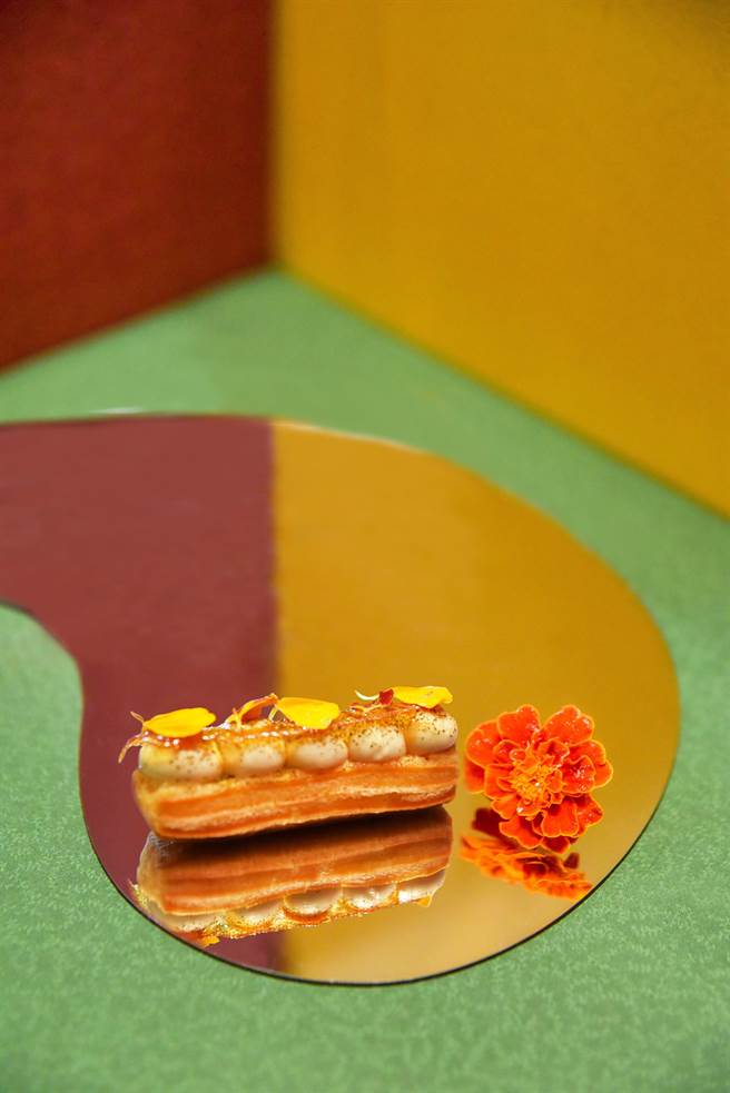 【台北 W 飯店】精緻甜點 - 「茉莉奶油閃電裸泡芙」。（台北 W 飯店提供）