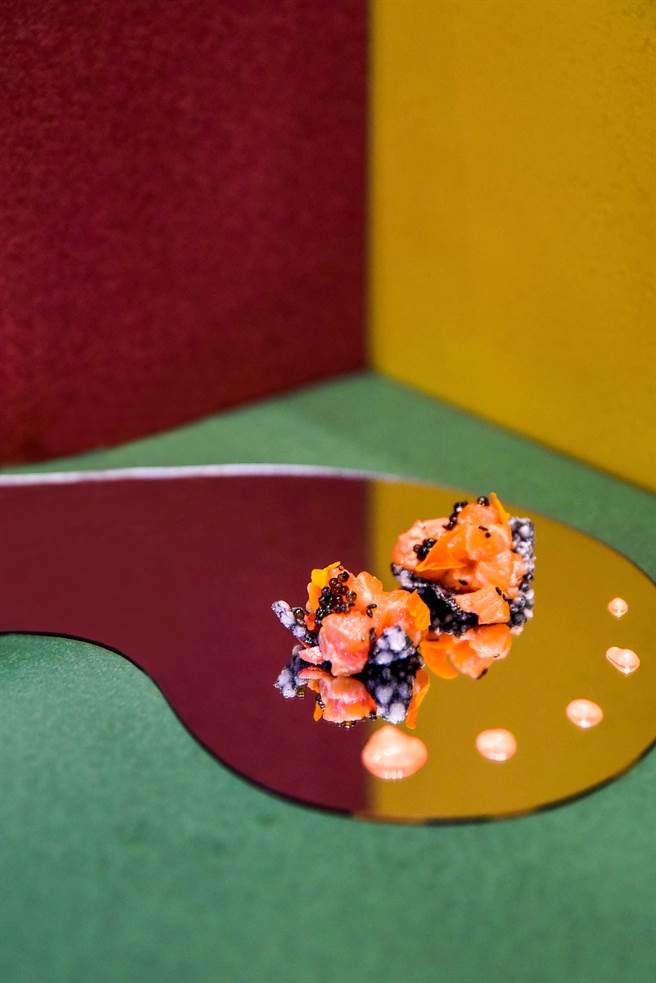 【台北 W 飯店】特色鹹點 - 「大西洋鮭魚韃靼」。（台北 W 飯店提供）
