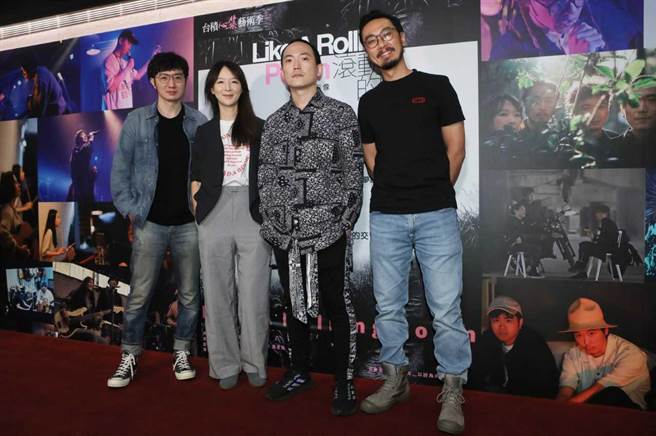 《滚动的诗》特映会上，回声乐团团员 合影 左起吉他手罗尹均、鼓手慕春佑、主唱吴柏苍、贝斯手邱文彦。（公视提供）