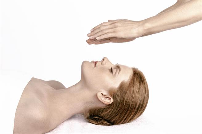 Sisley独家雕塑手技，顶级植物精油舒缓。（Sisley提供）