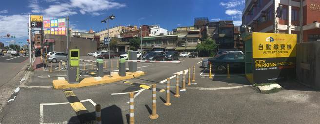 桃园市内坜第三市场公办都更案位置现作停车场使用、住宅与超商使用。（住宅发展处提供／蔡明亘桃园传真）