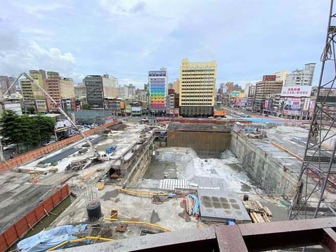 新车站完工后，加上周围商圈整体发展下，停车需求会更加踊跃，有鑑于此，他在车站整体规划中，要求铁道局必须要设计足够的停车位置，地下停车场工程预计在2024年7月竣工验收。（翻摄照片／崔正纲高雄传真）