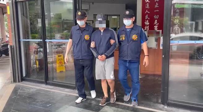 林姓男子（中）日前不满陈姓男子没有让他先充电，竟持BB枪扫射，检方讯毕后谕知10万元交保。（翻摄照片／李忠一宜兰传真）