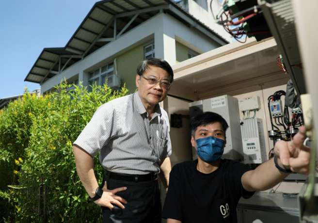 任国光（左）带领团队在小林社区以汰役电池打造虚拟电厂，建构低碳社区。（图/ 远见提供）