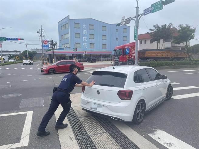 许姓女子驾驶的白色小客车突然抛锚卡在车道上。（大园分局提供／蔡明亘桃园传真）