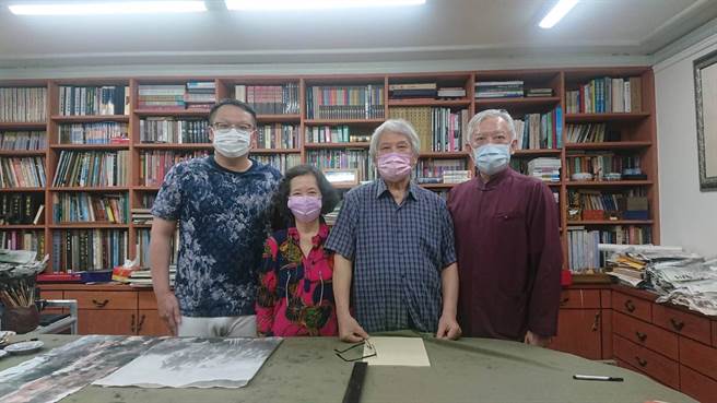 国美馆馆长梁永斐（右1）亲访资深艺术家江明贤（右2），洽谈展览合作及创作交流。（国美馆提供／陈淑芬台中传真）