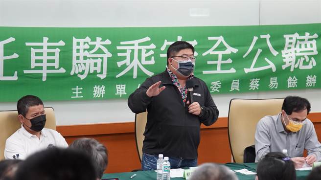 嘉义布袋港往澎湖「蓝色公路」，日前发生水上摩托车乘客不幸溺毙意外，立委蔡易余为让痛苦的教训不会再发生，今举行「强化水上摩托车骑乘安全」公听会。（蔡易余服务处提供∕吕妍庭嘉义传真）