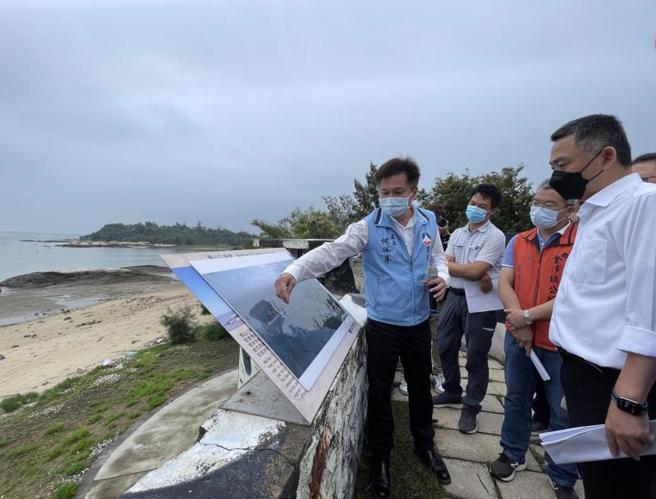 金門縣長楊鎮浯（右）9日與軍方陸軍金門防衛指揮部等單位人員進行馬山建港前置作業現勘，楊鎮浯仔細聽取相關簡報，期待未來東西半島產業能夠平衡發展。（圖/ 中央社）
