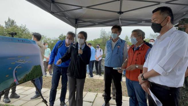 金門縣政府9日與軍方陸軍金門防衛指揮部等單位人員進行馬山建港前置作業現勘，縣長楊鎮浯（右）聽取相關簡報，並指示承辦單位從嚴檢討港區型式、配置及規模，力求降低對海岸環境衝擊。（圖/ 中央社）