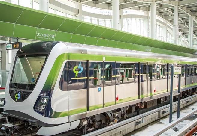 中台湾首条捷运路线，行经台中市五权西路上的捷运绿线南屯站。（卢金足摄）