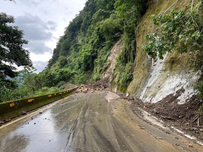  苗栗縣連日降雨，山區道路坍方落石頻傳，泰安鄉苗62線錦卦橋往上約6公里處9日也傳出大量落石坍方，阻斷通行，泰安鄉長劉美蘭表示，公所獲報即派廠商搶修，下午已清除完畢，晚間可恢復通行。（圖/ 中央社）