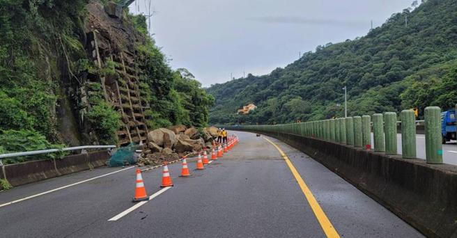 苗栗縣連日大雨，9日雨勢稍緩，日前發生巨石崩落的台72線公館鄉27.4公里出磺坑路段經搶修後，已清除約200噸落石，下午恢復單線通行。（圖/ 中央社）