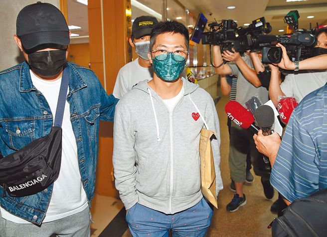 图文创作者萧莹灯举例，像是民眾在超商试吃一轮后，突被保全认定是「偷吃者」，若不付和解金就挨告，称林义杰是在做「合法生意」。（姚志平摄）