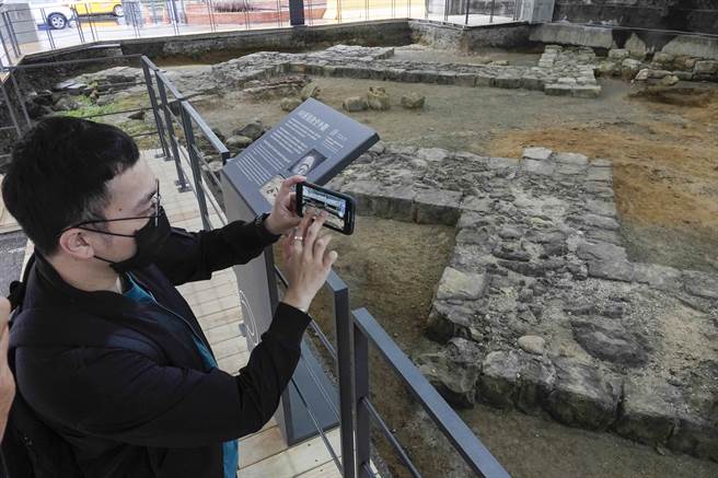 台湾第一座天主教堂「诸圣教堂」在基隆和平岛出土，10日起对公眾开放，现场结合增扩实境（AR）等互动数位科技，呈现考古资料推定的教堂外貌，还原当年传教士入葬等画面。（黄子明摄） 