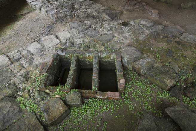 诸圣教堂遗址目前挖掘可见扶壁、部分中殿与正方形后殿的石造遗构，考古团队挖出当年日式砖砌方型结构的三格标准化粪池，在石材基石上特别显眼。（黄子明摄） 