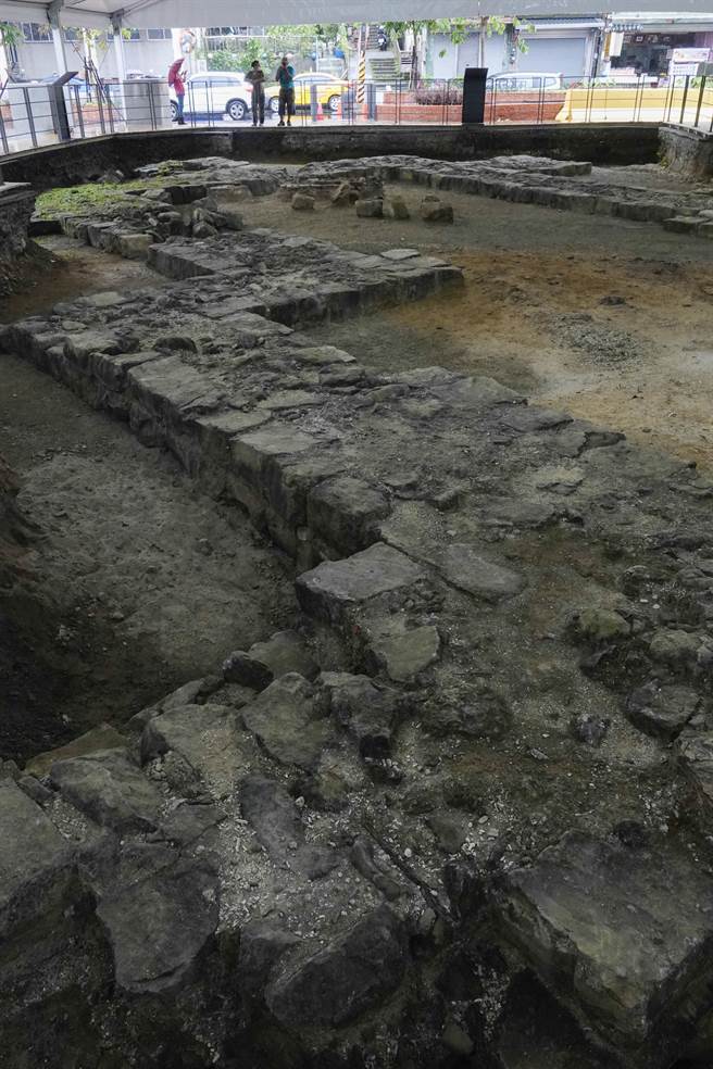 位于今和平岛平一路的诸圣教堂考古遗址，目前挖掘可见扶壁、部分中殿与正方形后殿（后）的石造遗构，教堂墙基平均宽2公尺，直接建立在海岸岩盘上，相当坚固。（黄子明摄） 