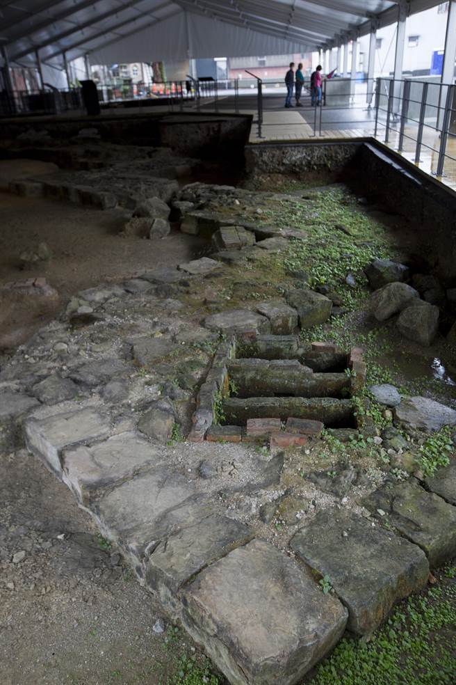 诸圣教堂遗址目前挖掘可见扶壁、部分中殿与正方形后殿的石造遗构，考古团队挖出当年日式砖砌方型结构的三格标准化粪池，在石材基石上特别显眼。（黄子明摄）