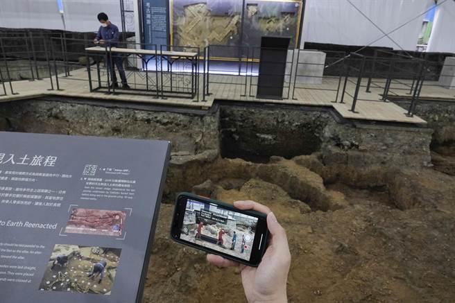 台湾第一座天主教堂「诸圣教堂」在基隆和平岛出土，10日起对公眾开放，现场结合增扩实境（AR）等互动数位科技，呈现考古资料推定的教堂外貌，还原当年传教士入葬等画面。（黄子明摄） 