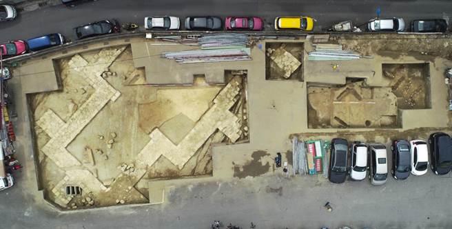 位于今和平岛平一路的诸圣教堂考古遗址，目前挖掘可见扶壁、部分中殿与正方形后殿（左）的石造遗构，后殿空间虽较小，但对任何教堂来说都很重要，是祭坛所在，也是举办弥撒的地点。（基隆市文化局提供） 