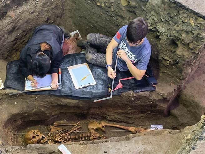 和平岛诸圣教堂考古遗址现场出土文物相当丰富，考古团队挖掘推测身分为当时来台传教士的欧洲人遗骸。（基隆市文化局提供） 