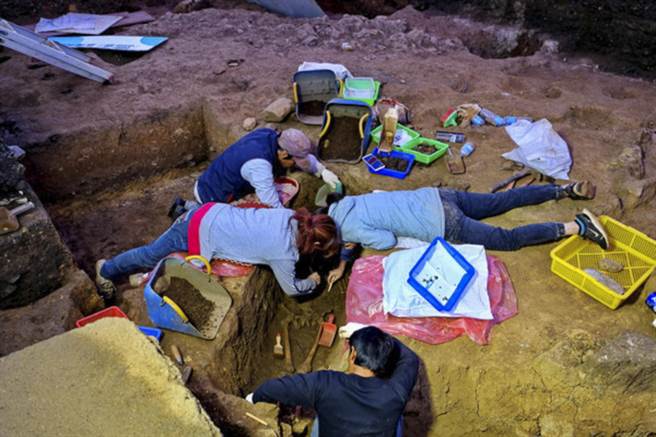 和平岛诸圣教堂考古遗址现场出土文物相当丰富，考古团队挖掘推测身分为当时来台传教士的欧洲人遗骸。（基隆市文化局提供） 