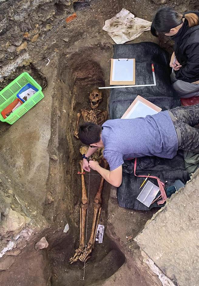 和平岛诸圣教堂考古遗址现场出土文物相当丰富，考古团队挖掘推测身分为当时来台传教士的欧洲人遗骸。（基隆市文化局提供）