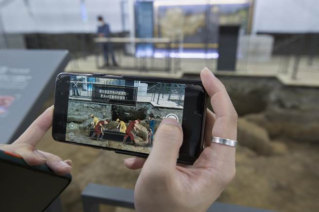 台湾第一座天主教堂「诸圣教堂」在基隆和平岛出土，10日起对公眾开放，现场结合增扩实境（AR）等互动数位科技，呈现考古资料推定的教堂外貌，还原当年传教士入葬等画面。（黄子明摄） 