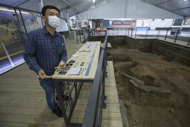 台湾第一座天主教堂「诸圣教堂」在基隆和平岛出土，10日起对公眾开放，工作人员正在测试整理相关展示设施。（黄子明摄） 