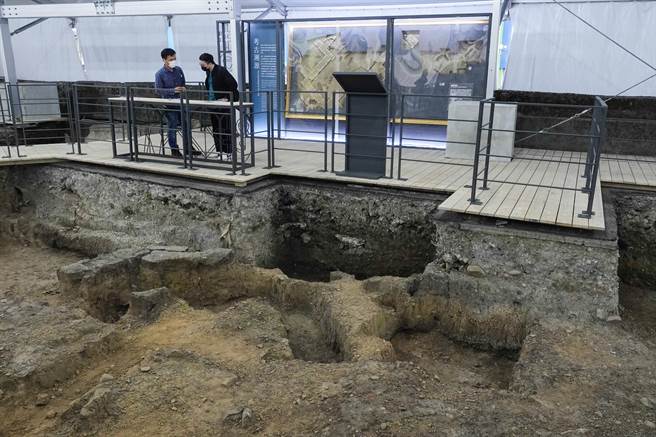 台湾第一座天主教堂「诸圣教堂」在基隆和平岛出土，10日起对公眾开放，工作人员正在测试整理相关展示设施。（黄子明摄） 