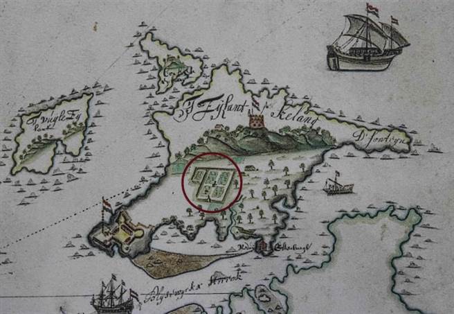 荷兰制图师布拉克（Jan Gerbrantsz Black）1629年绘制的鸡笼与淡水间的海岸图，位于圣萨尔瓦多城左上方的建筑物，有学者认为可能就是诸圣教堂，这也是荷兰人对此教堂的第一笔纪录。（基隆市文化局提供）