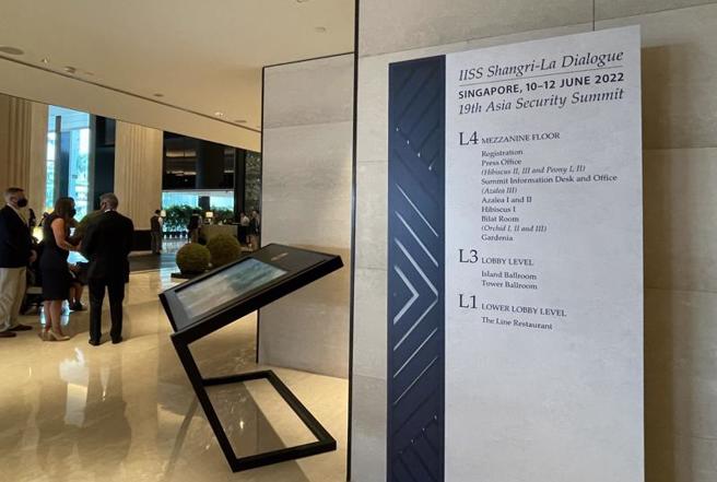 因疫情停办2年的「香格里拉对话」亚洲安全会议今年恢復举办，会议于10日起在新加坡香格里拉饭店举行。图为饭店大厅一隅。（图/ 中央社）