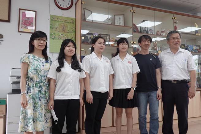 111學年大學多元入學，台東女中學生蔡僑恩（左3）錄取台灣大學醫學系，為相隔10幾年東女再出台大醫科生，另外，陳瀅心（左2）錄取台大化工，吳家樂（右3）錄取高雄醫學大學牙醫學系，3人9日與校長王垠（右）、老師林志全（右2）、黃菁瑩（左）合影。（圖/ 中央社）
