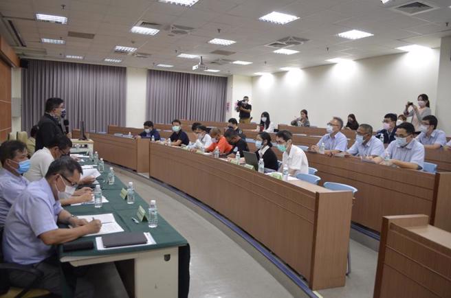 民进党立委蔡易余（左排黑衣立者）9日下午在嘉义县人力发展所召开「强化水上摩托车骑乘安全」公听会，盼透过专业讨论提出建言，确保民眾骑乘水上摩托车的安全。（图/ 中央社）