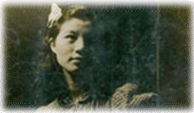 莺莺，本名陈金花。大正十年（1921年）出生，祖籍臺北中崙。在昭和十三年（1938年）于胜利唱片录制〈日日春〉单曲发行。此举让她得与纯纯、爱爱，名列臺湾第一代流行女歌手。