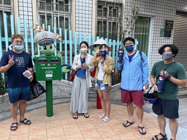  屏东小琉球近年推动「琉行杯」免费租借，4年以来推算减少44万个一次性宝特瓶或饮料杯的使用，不仅减少碳排放量，也达到当地垃圾减量目的。（图/ 中央社）