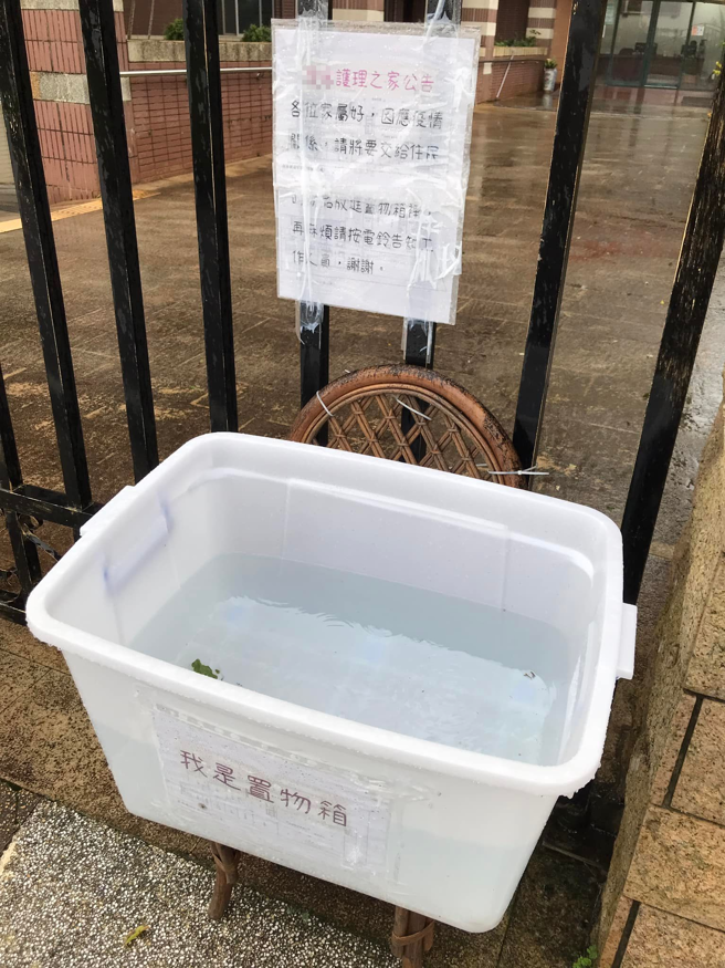 客人指定将外送饮料放置物箱，外送员一看困惑问「Are you sure？」。（翻摄自脸书外送员的奇闻怪事）