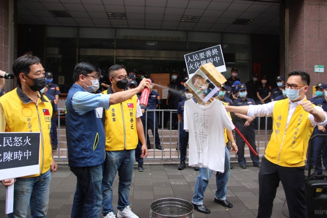 新党抗议「火化之乱」，并且烧陈时中图片，遭警方制止。（新党提供）