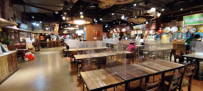 确诊数居高不下，是否要走向开放以顾及经济发展，引起讨论。（示意图／资料照片）