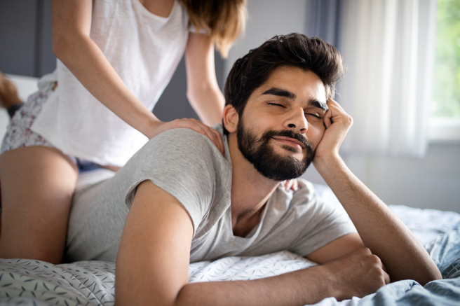 正妹抱怨另一半爱找「全套按摩」，并认为去那种地方很噁心，不过网友却打脸正妹表示「妳会原谅」。（示意图/shutterstock）