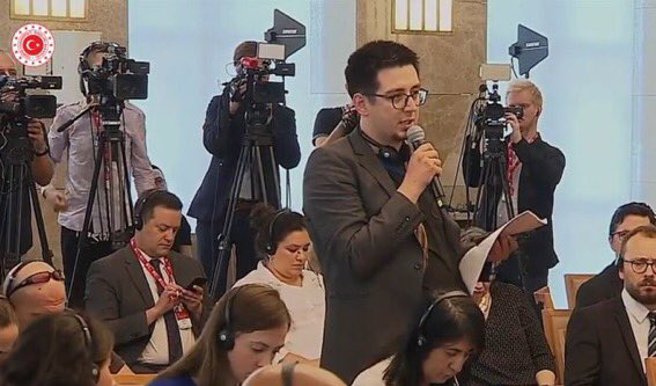 乌克兰记者乌梅罗夫 (Muslim Umerov)因怎么举手都被置之不理，最后忍不住站起来与拉夫洛夫来场直球对决。(图/截自@visegrad24推特)