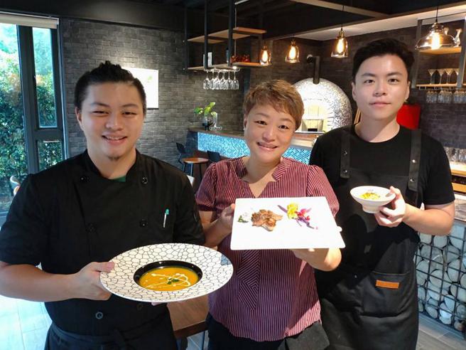 在「蝶舞花间」，陈慧瑜(中)负责「说菜」，大儿子赖彦廷管理餐厅营运与摆盘，小儿子赖彦承则是主厨。图／曾丽芳