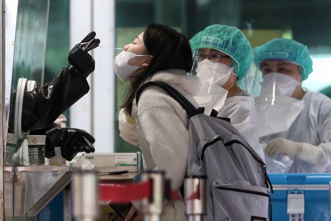 一名網友上網抱怨自己3個月內2次染疫，且症狀更為嚴重，不少人力勸應就醫確認要不要隔離。圖為防疫急門診看診民眾，非新聞當事人。（杜宜諳攝）